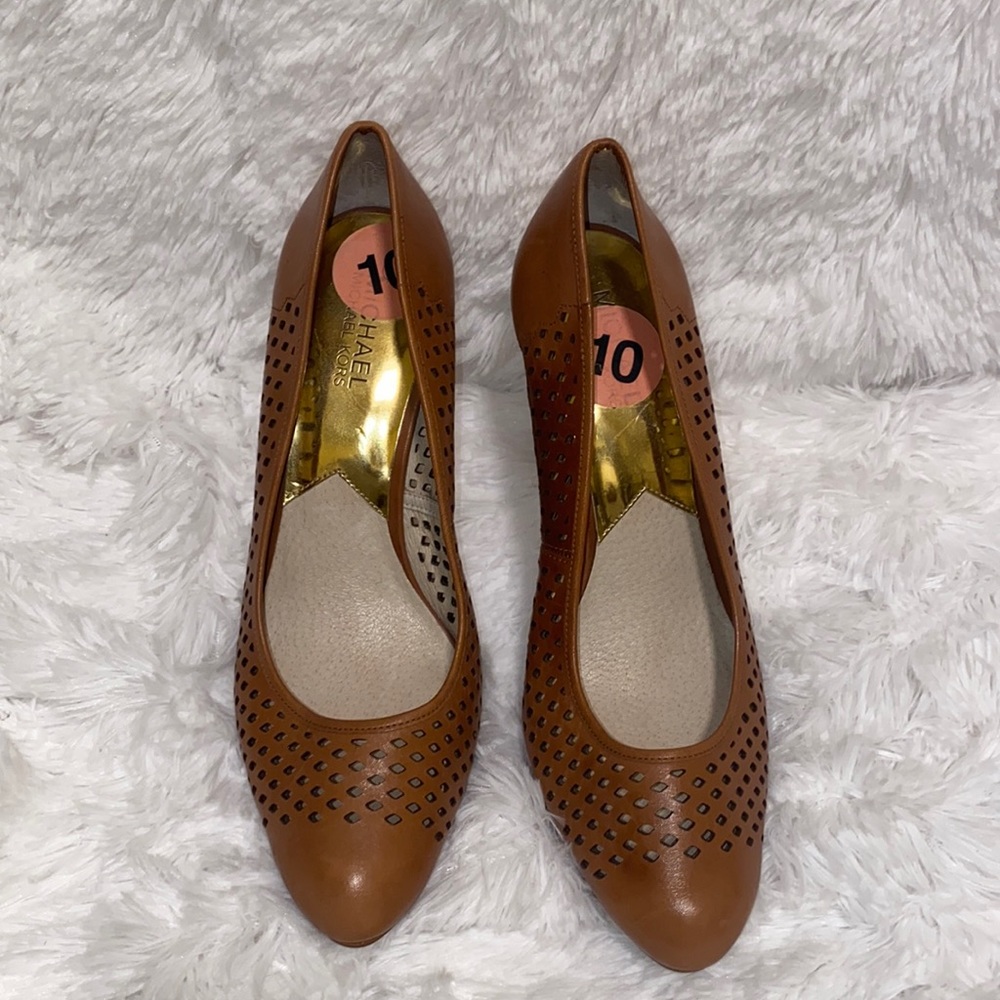 Michael Kors Tan pumps with holes
